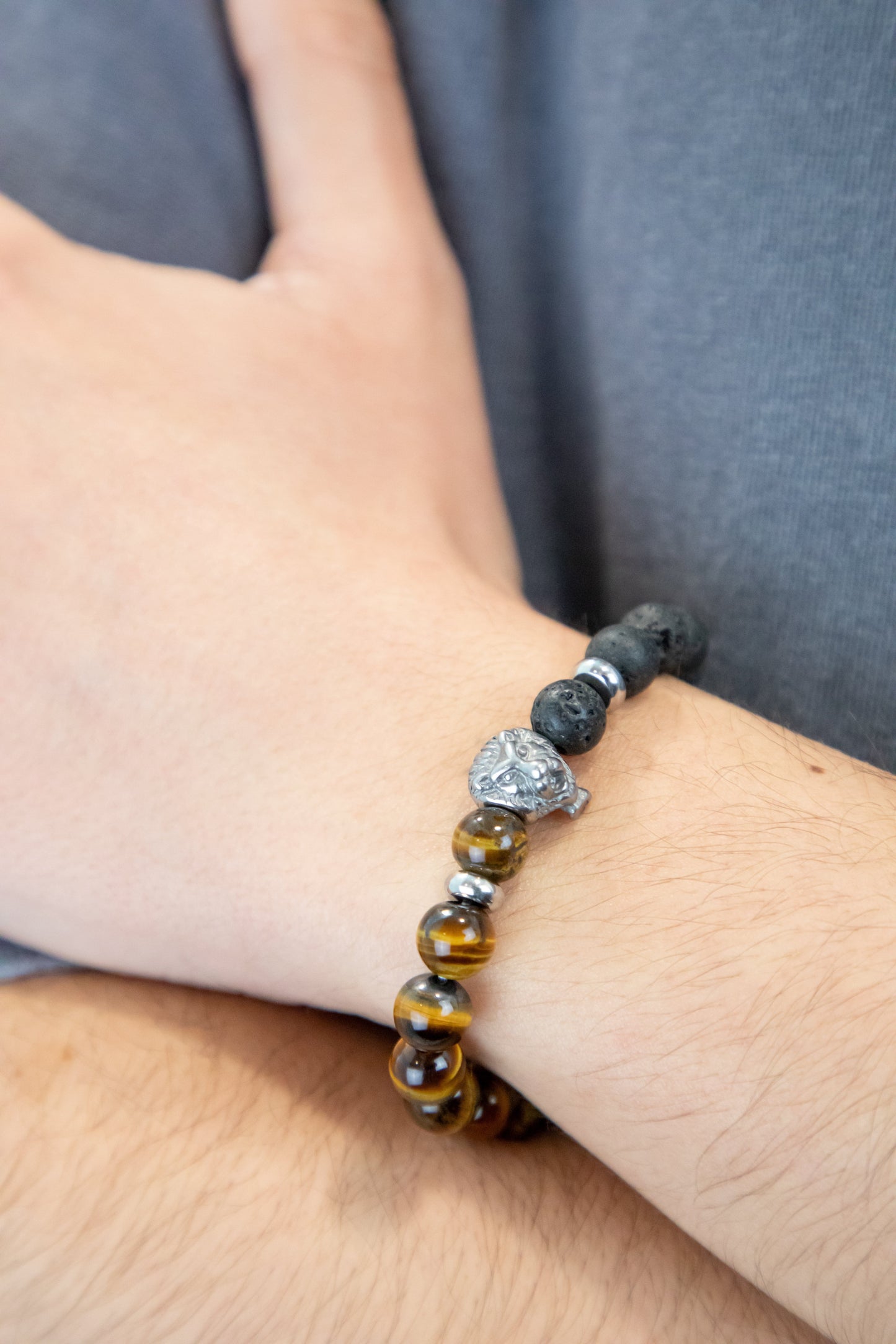 PULSERA CON PIEDRA OJO DE TIGRE Y PIEDRA LAVA VOLCÁNICA