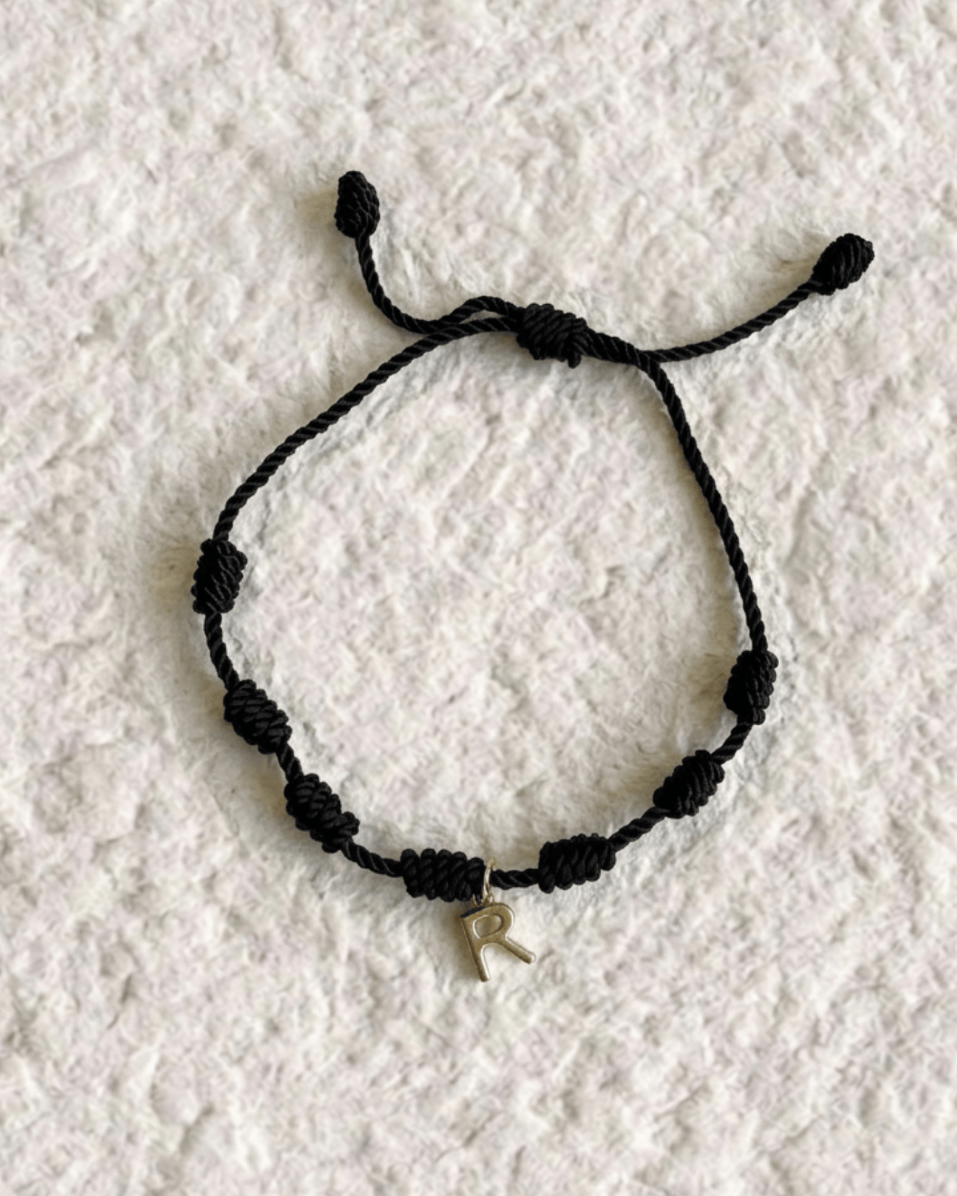 LUCKY KNOT BRACELET WITH ENGRAVED MEDAL
