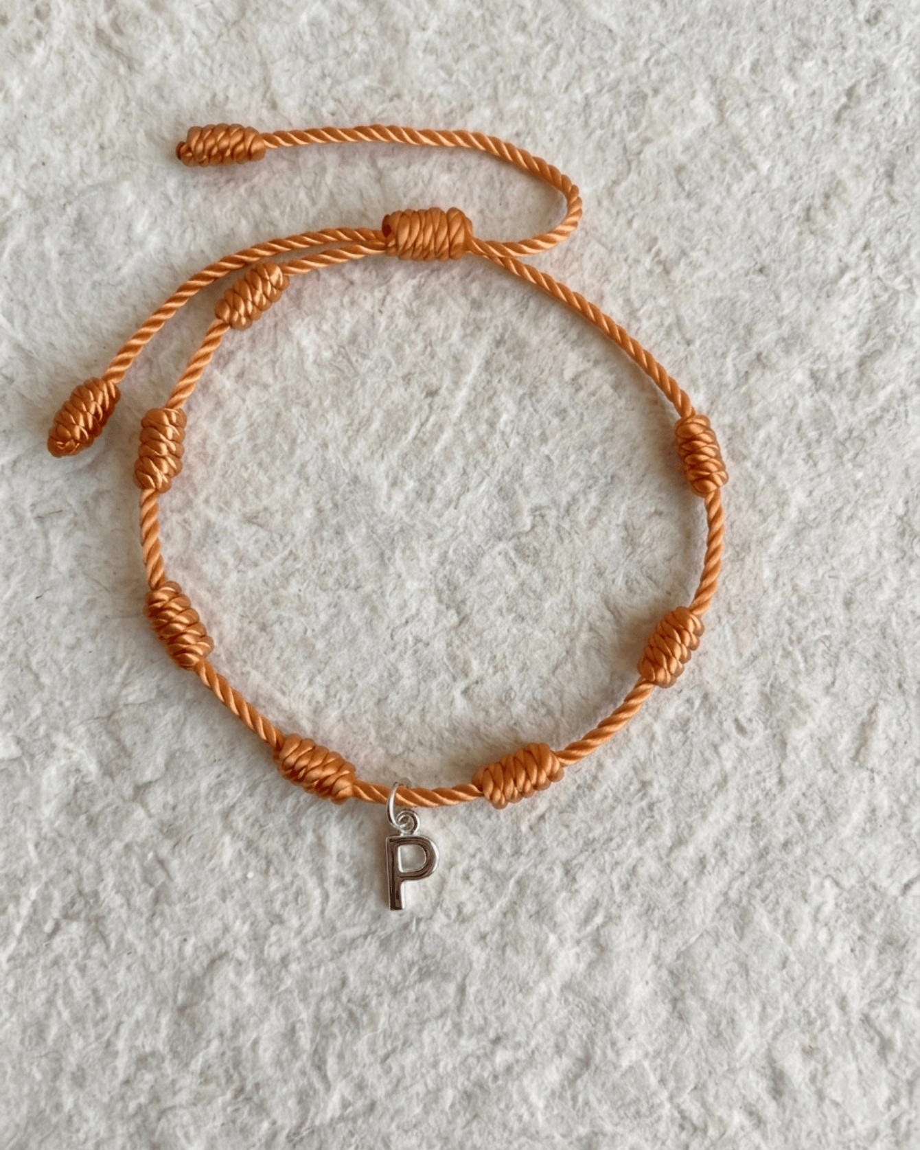 LUCKY KNOT BRACELET WITH ENGRAVED MEDAL