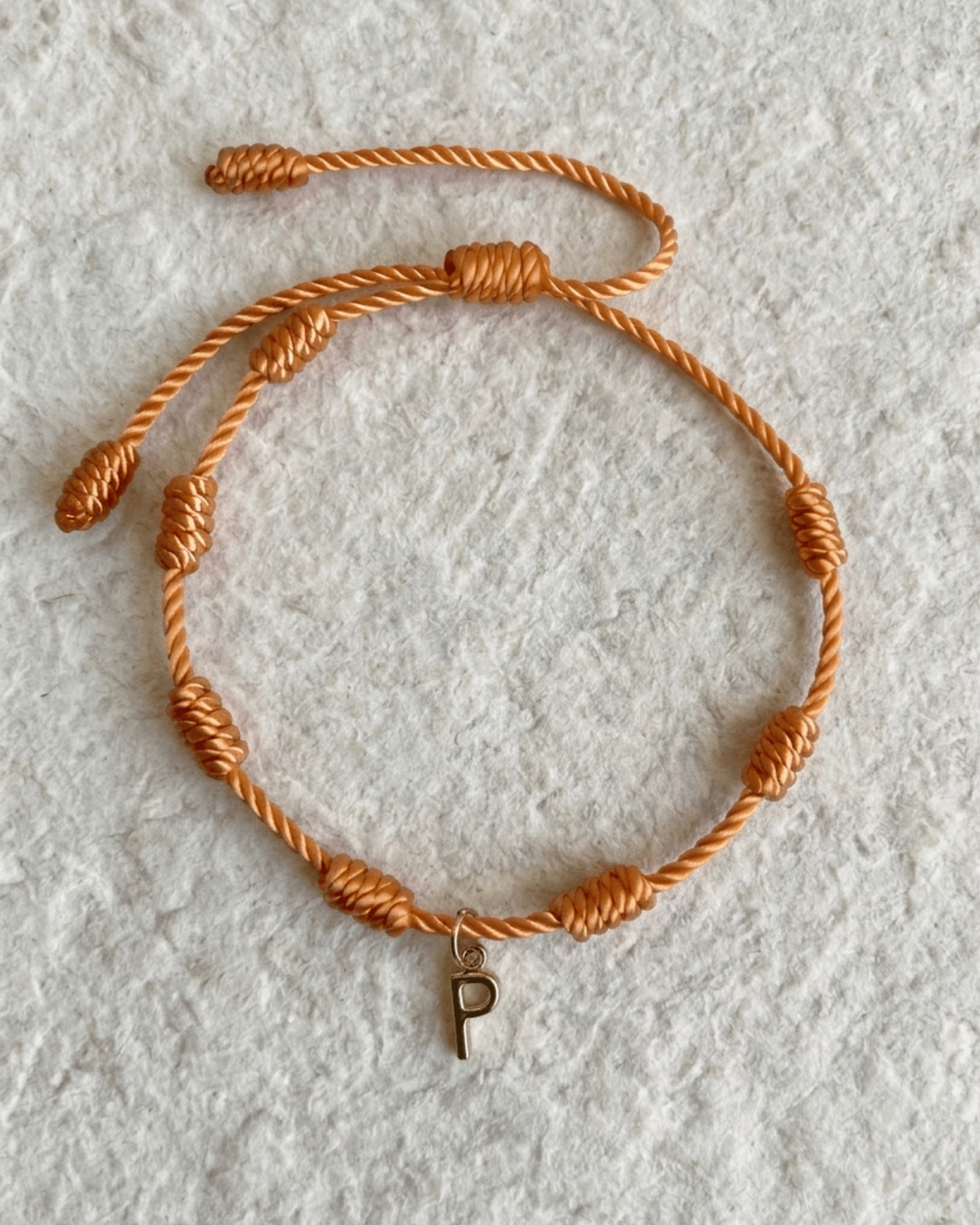 LUCKY KNOT BRACELET WITH ENGRAVED MEDAL