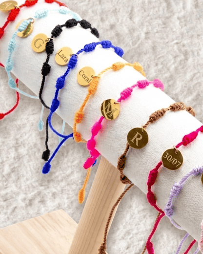 PULSERA DE LA SUERTE NUDOS CON MEDALLA GRABADA