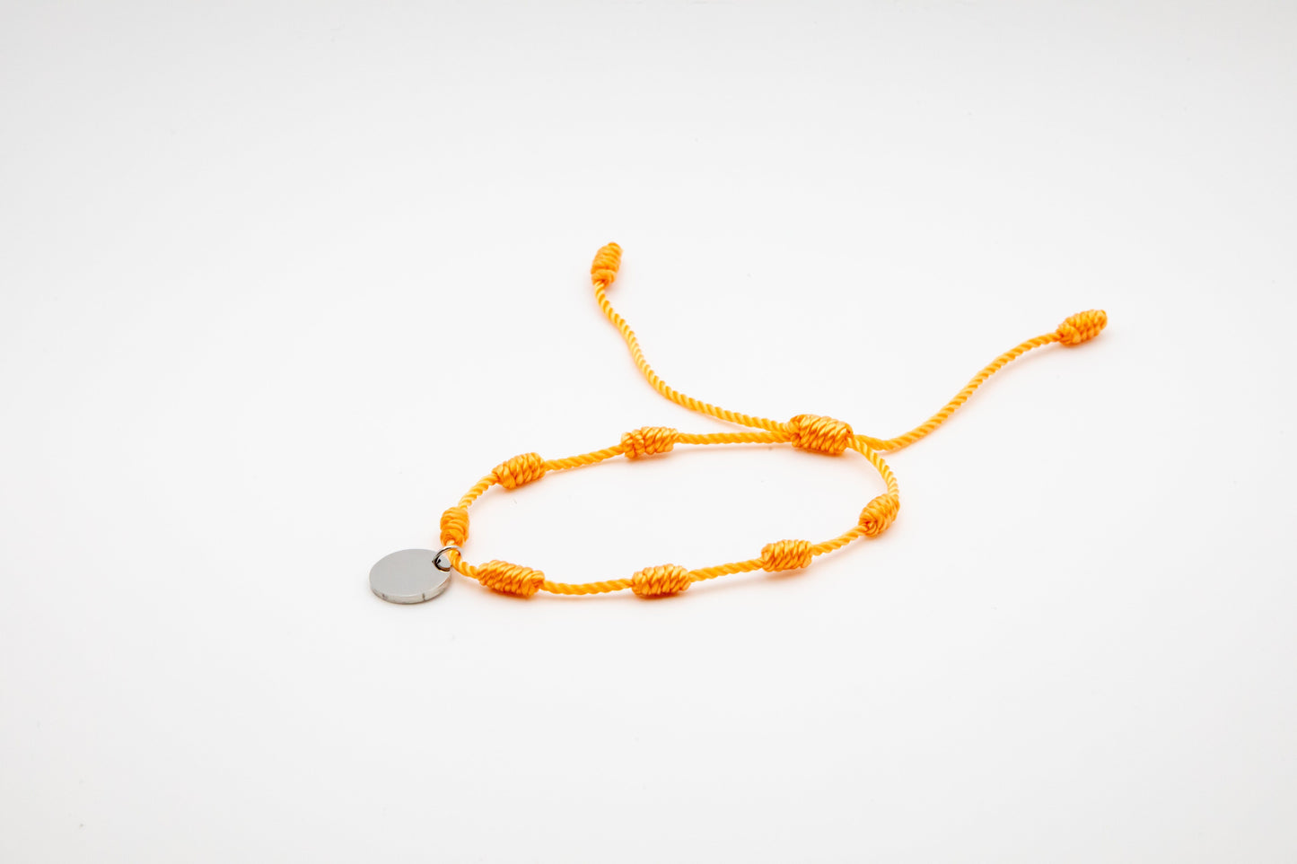 PULSERA DE LA SUERTE NUDOS CON MEDALLA GRABADA