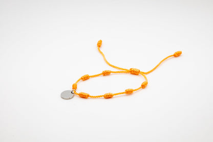 PULSERA DE LA SUERTE NUDOS CON MEDALLA GRABADA