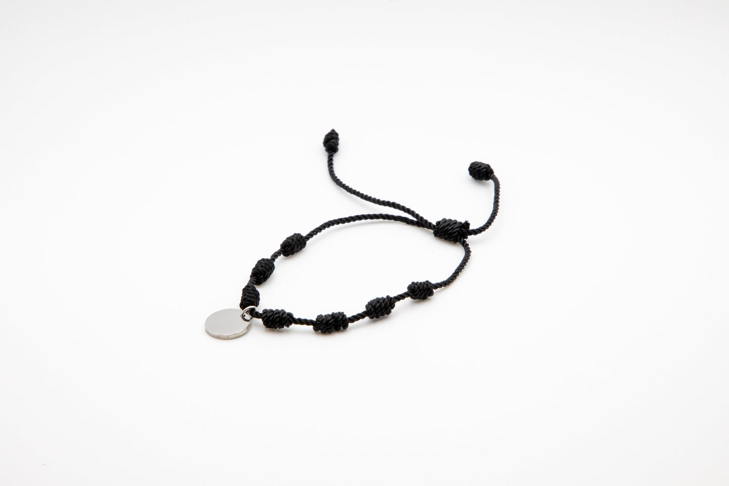 PULSERA DE LA SUERTE NUDOS CON MEDALLA GRABADA