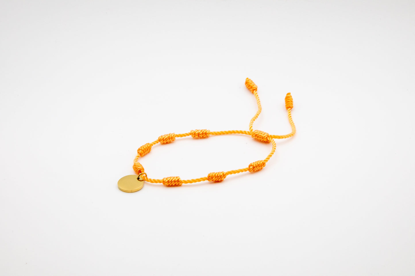 PULSERA DE LA SUERTE NUDOS CON MEDALLA GRABADA