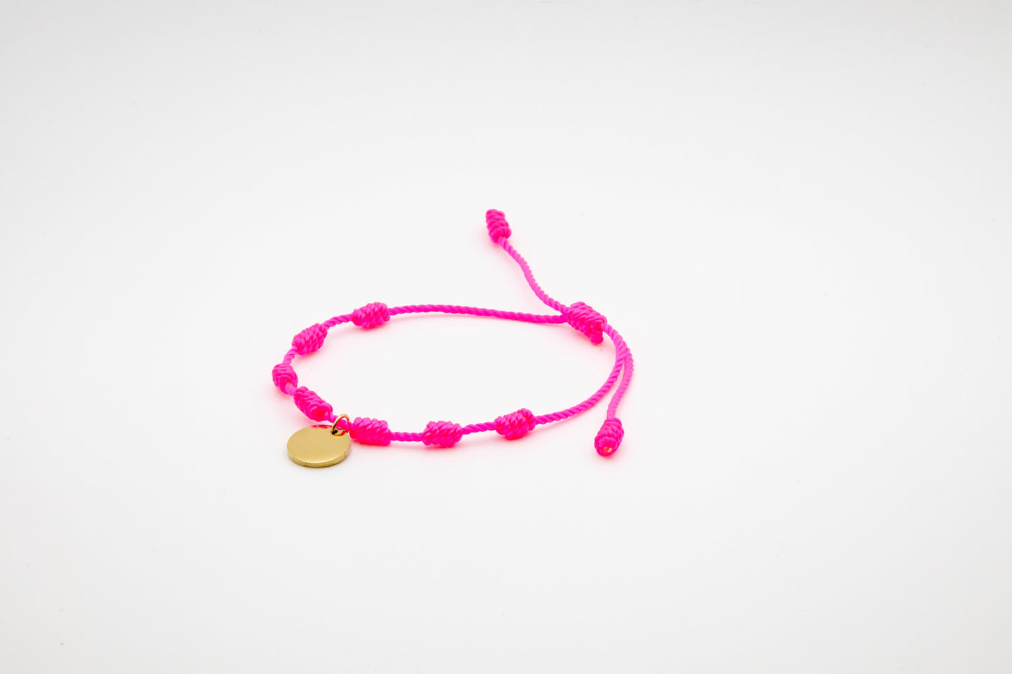 PULSERA DE LA SUERTE NUDOS CON MEDALLA GRABADA