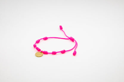 PULSERA DE LA SUERTE NUDOS CON MEDALLA GRABADA