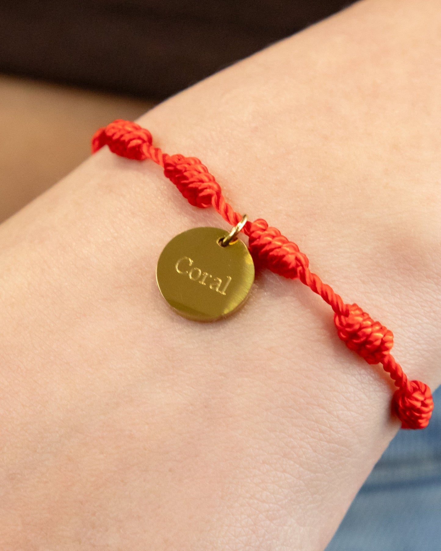 PULSERA DE LA SUERTE NUDOS CON MEDALLA GRABADA