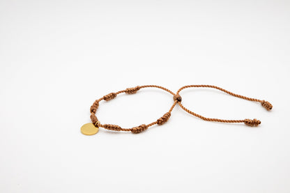 PULSERA DE LA SUERTE NUDOS CON MEDALLA GRABADA