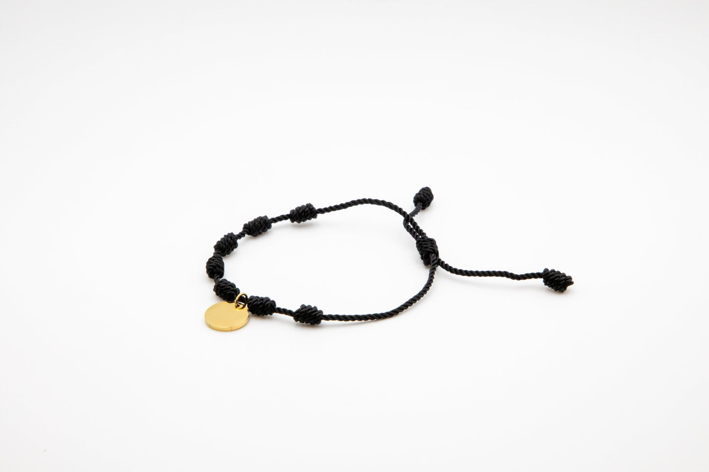 PULSERA DE LA SUERTE NUDOS CON MEDALLA GRABADA