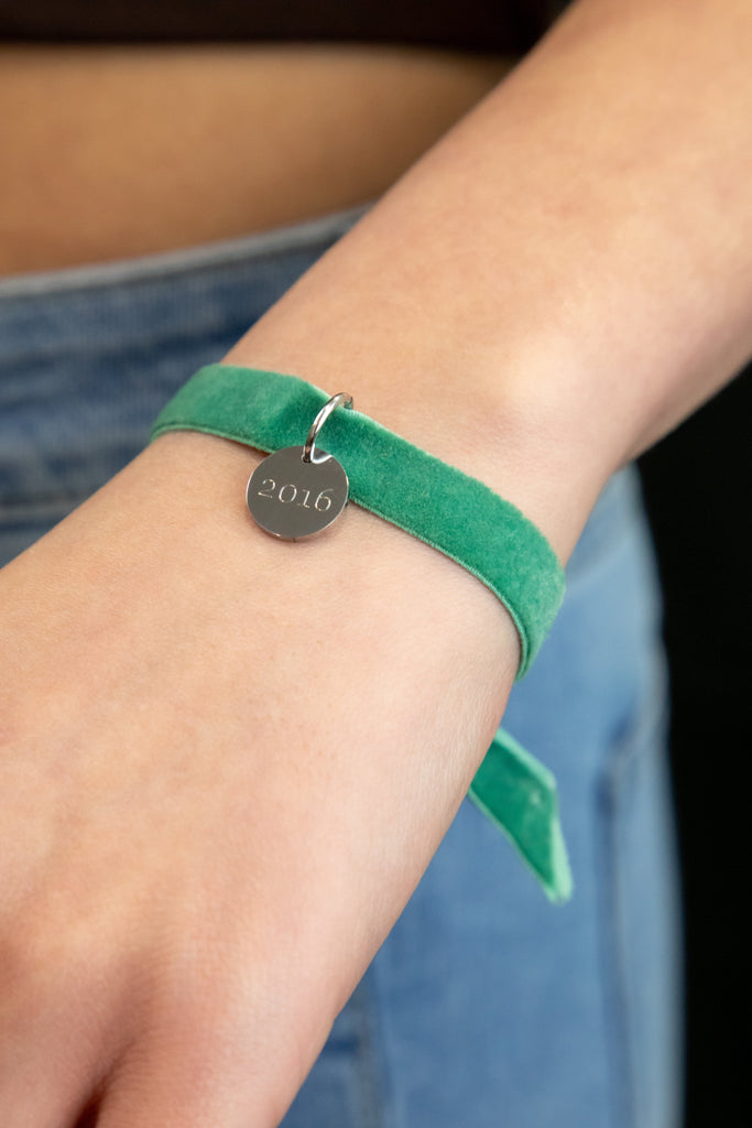 Pulsera elástica con medalla personalizada