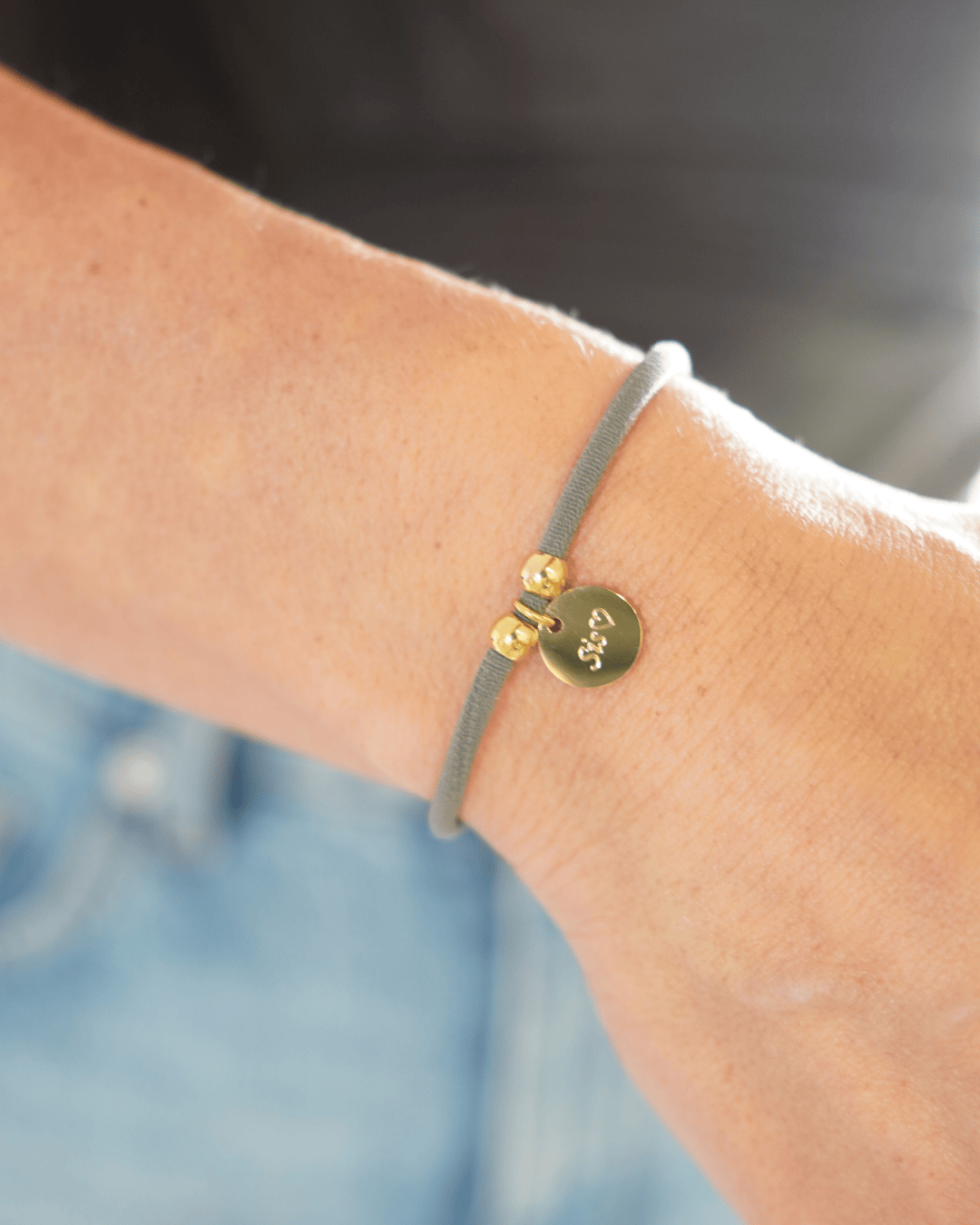 PULSERA ELÁSTICA CORDÓN CON MEDALLA PERSONALIZADA