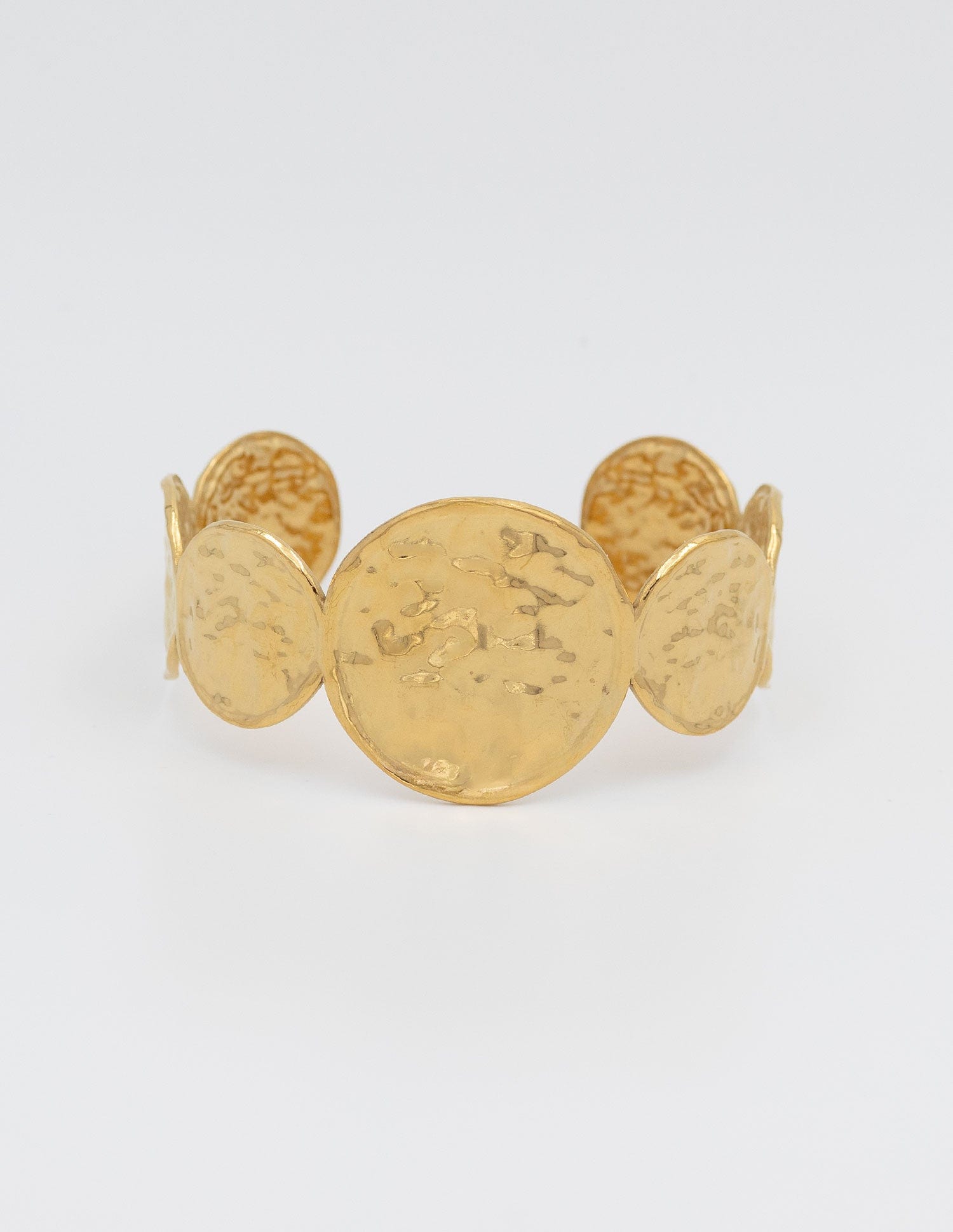 pulsera rigida de medallas tres pequeñas de cada lado en el centro una más grande