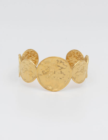 pulsera rigida de medallas tres pequeñas de cada lado en el centro una más grande