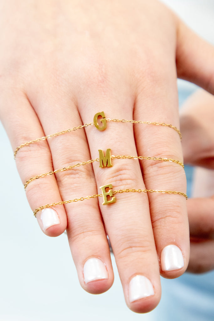 Pulsera fina con inicial