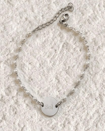 PULSERA PERLAS CON MEDALLA GRABADA