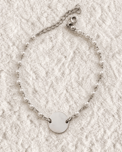 PULSERA PERLAS CON MEDALLA GRABADA
