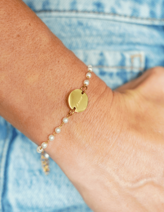 PULSERA PERLAS CON MEDALLA GRABADA