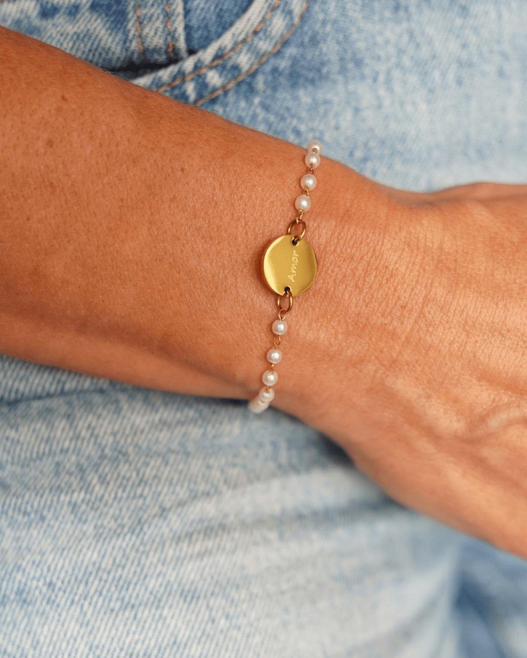 PULSERA PERLAS CON MEDALLA GRABADA