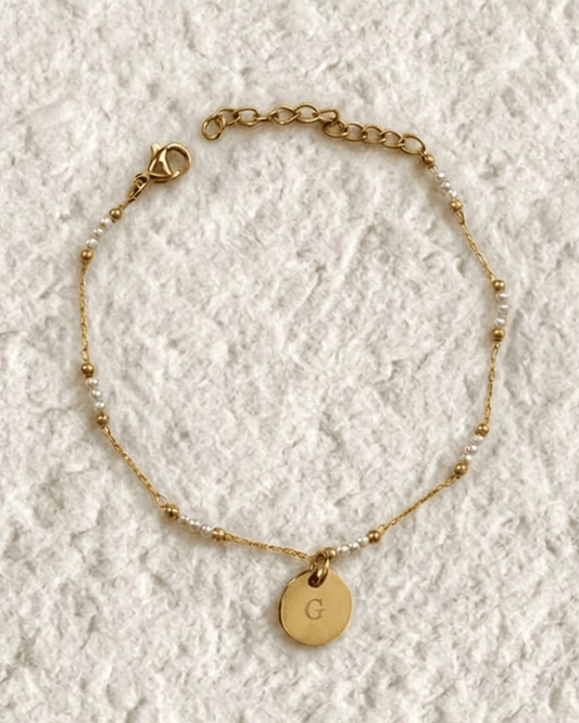 PULSERA PERLAS PEQUEÑAS CON MEDALLA GRABADA