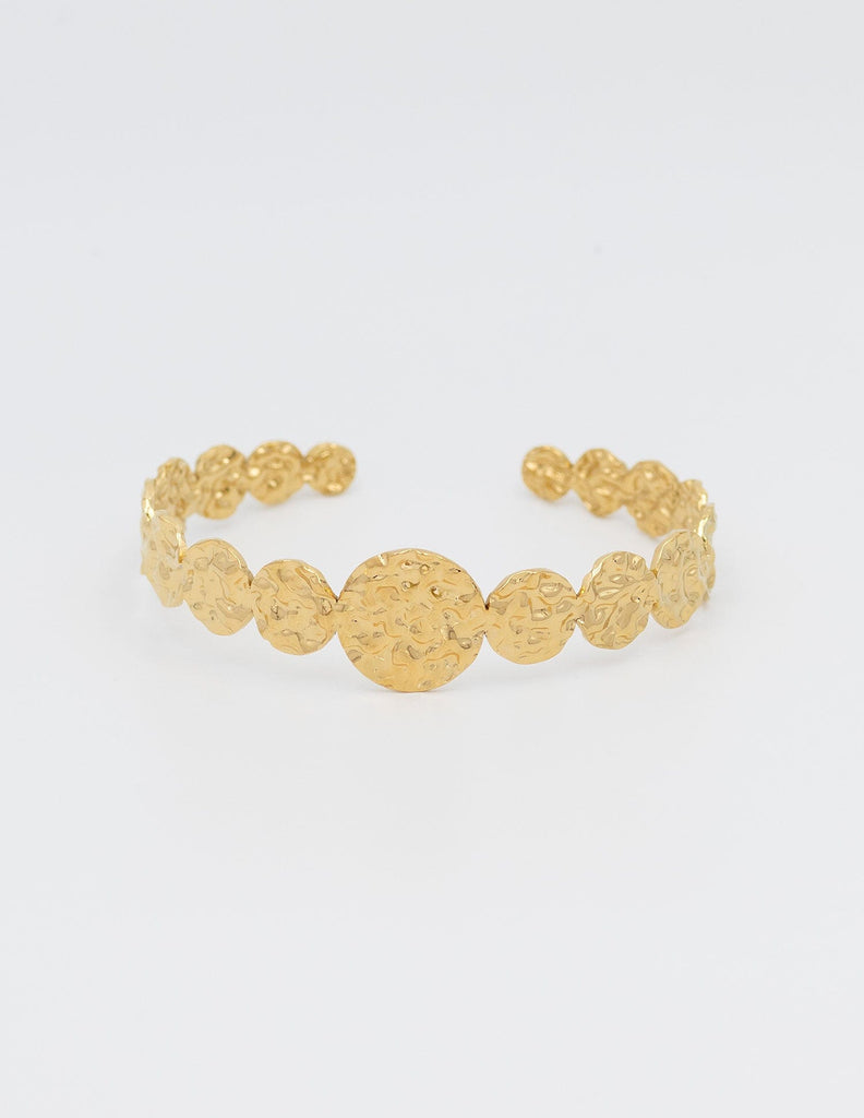 pulsera de medallas dorada con múltiples círculos rugosos tipo medalla