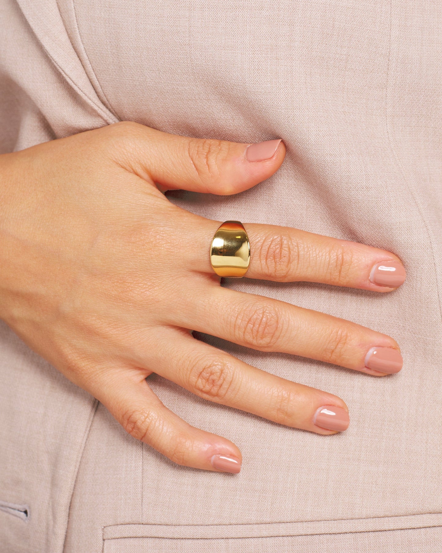 anillo dorado listo tipo sello en el dedo