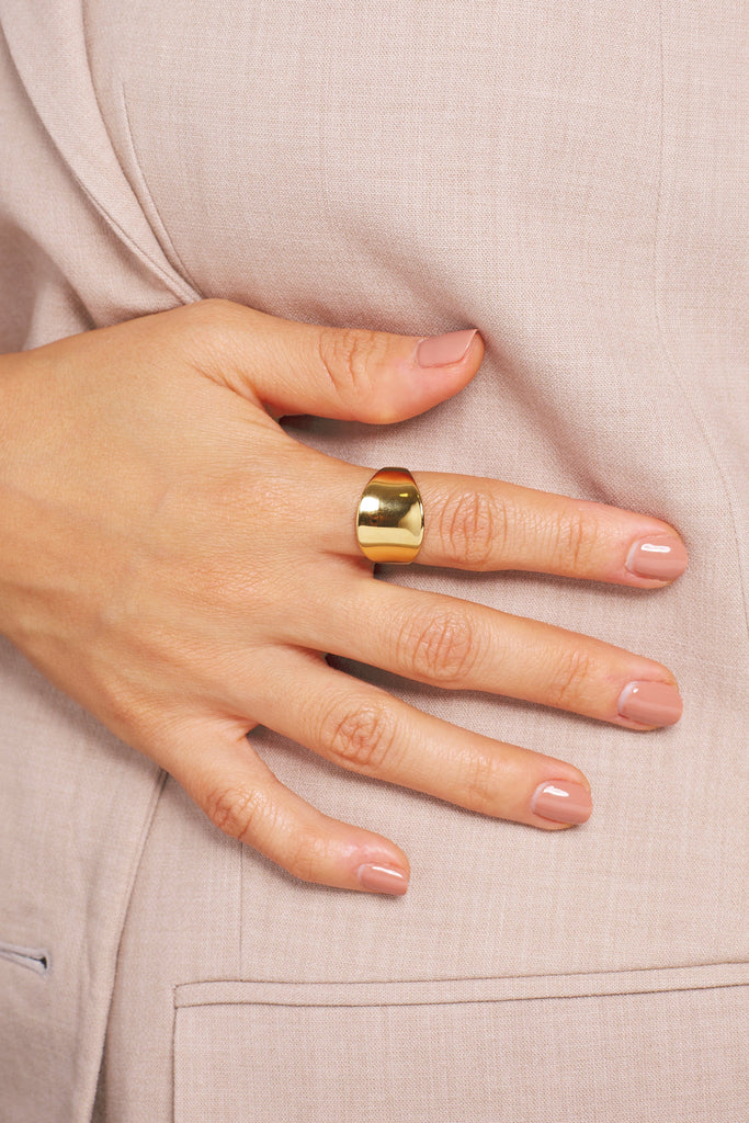anillo dorado listo tipo sello en el dedo