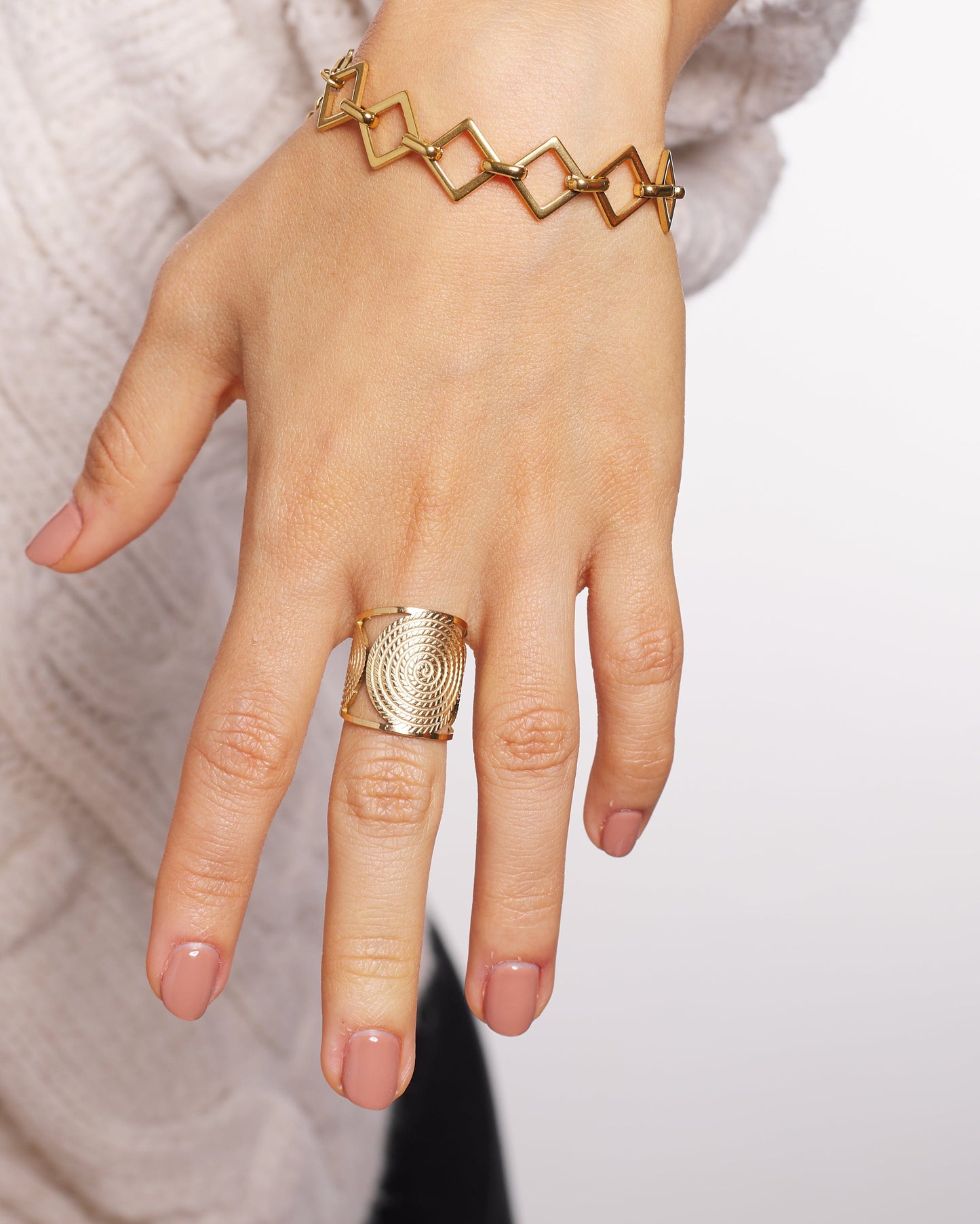 Anillo ancho dorado de acero inoxidable con forma de caracol