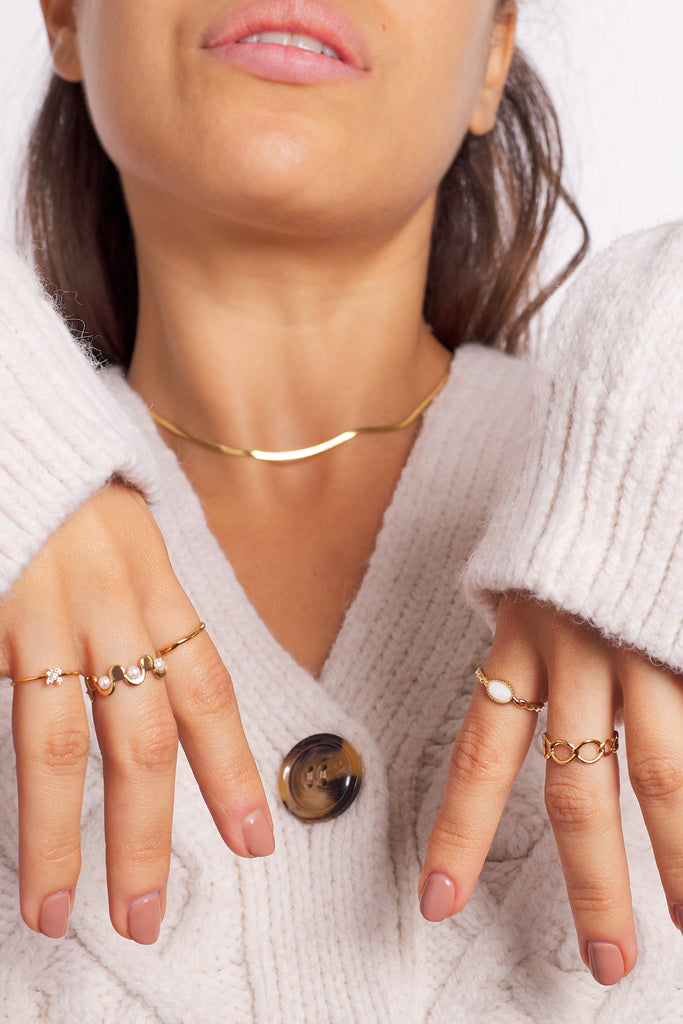 Combinación de anillos dorados con piedras 