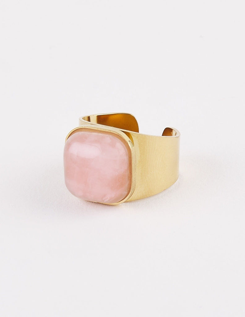 Anillo dorado con piedra rosa palo, Mia