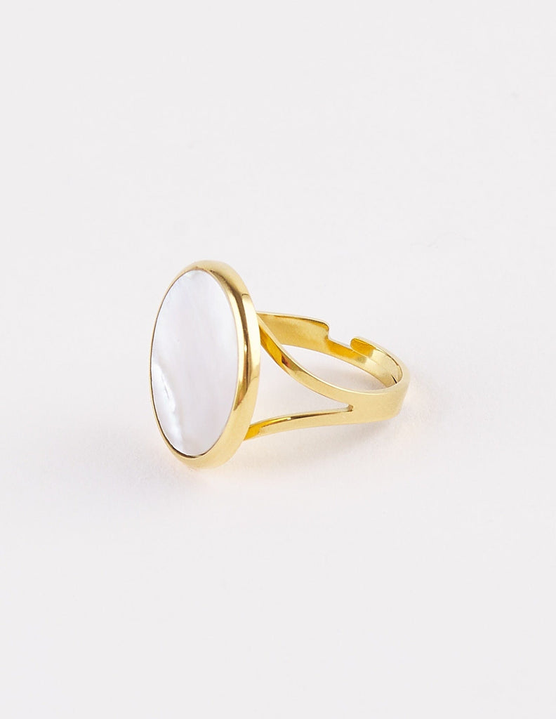 Anillo redondo nácar Elena con base dorada