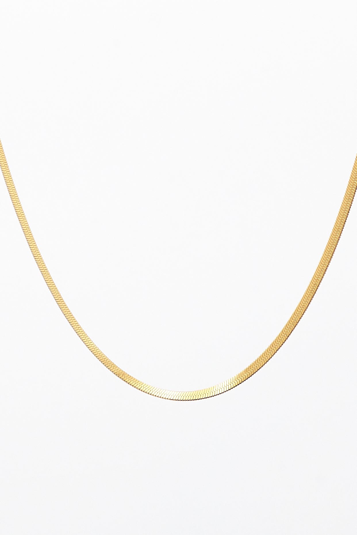 Collar dorado Lysiane de estilo plano y fino