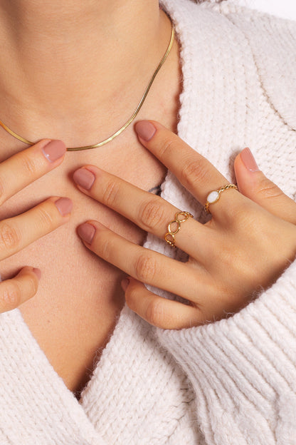 Collar dorado fino con anillos